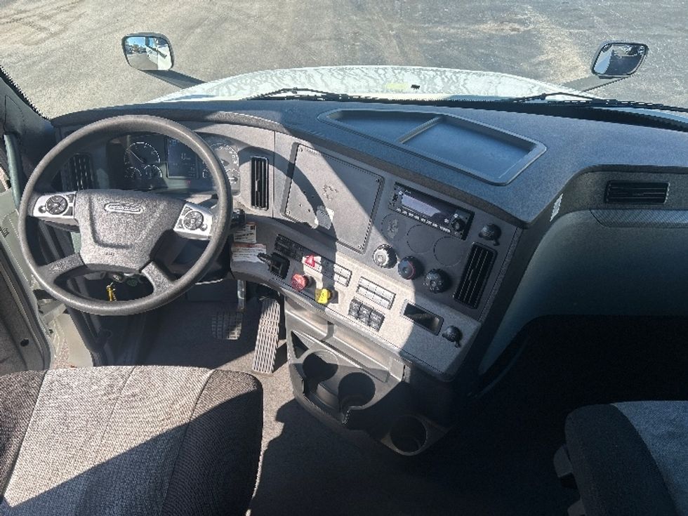 Sleeper Tractor-Heavy Duty Tractors-Freightliner-2022-T12664ST-Apopka-FL-402,196\n\t\tmiles-$ 79,500 - Image 12