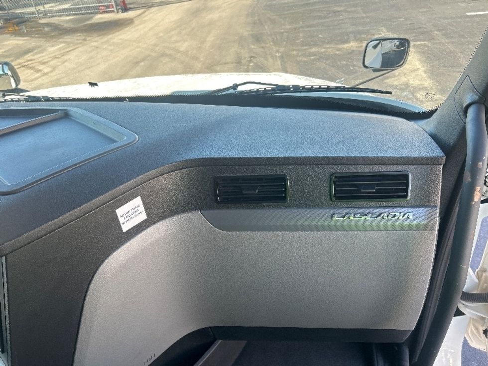 Sleeper Tractor-Heavy Duty Tractors-Freightliner-2022-T12664ST-Apopka-FL-402,196\n\t\tmiles-$ 79,500 - Image 14