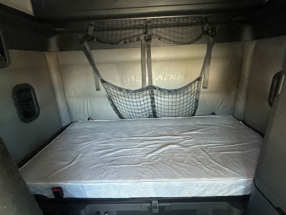 Sleeper Tractor-Heavy Duty Tractors-Freightliner-2022-T12664ST-Apopka-FL-402,196\n\t\tmiles-$ 79,500 - Image 16