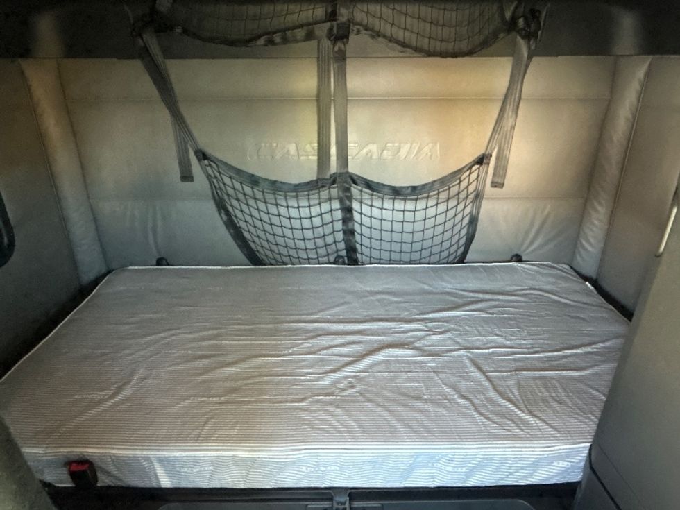 Sleeper Tractor-Heavy Duty Tractors-Freightliner-2022-T12664ST-Apopka-FL-402,196\n\t\tmiles-$ 79,500 - Image 17