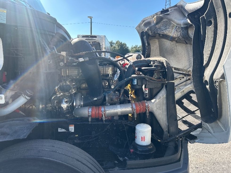 Sleeper Tractor-Heavy Duty Tractors-Freightliner-2022-T12664ST-Apopka-FL-402,196\n\t\tmiles-$ 79,500 - Image 20