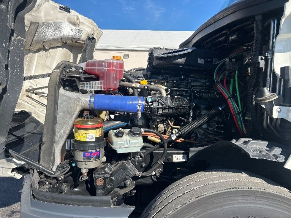 Sleeper Tractor-Heavy Duty Tractors-Freightliner-2022-T12664ST-Apopka-FL-402,196\n\t\tmiles-$ 79,500 - Image 21