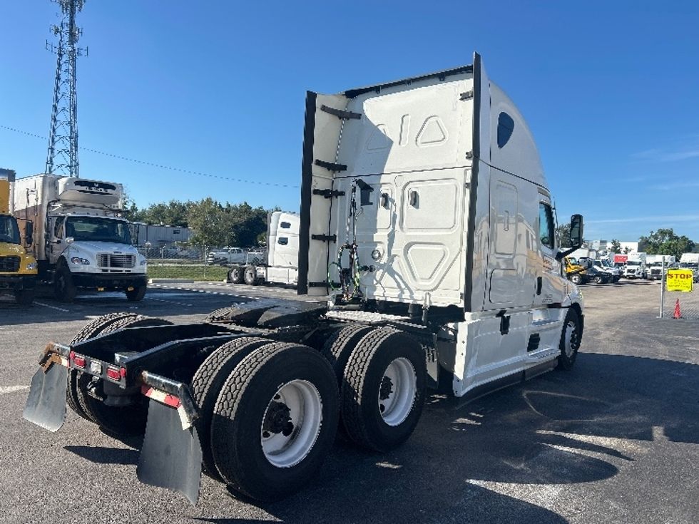Sleeper Tractor-Heavy Duty Tractors-Freightliner-2022-T12664ST-Apopka-FL-402,196\n\t\tmiles-$ 79,500 - Image 7