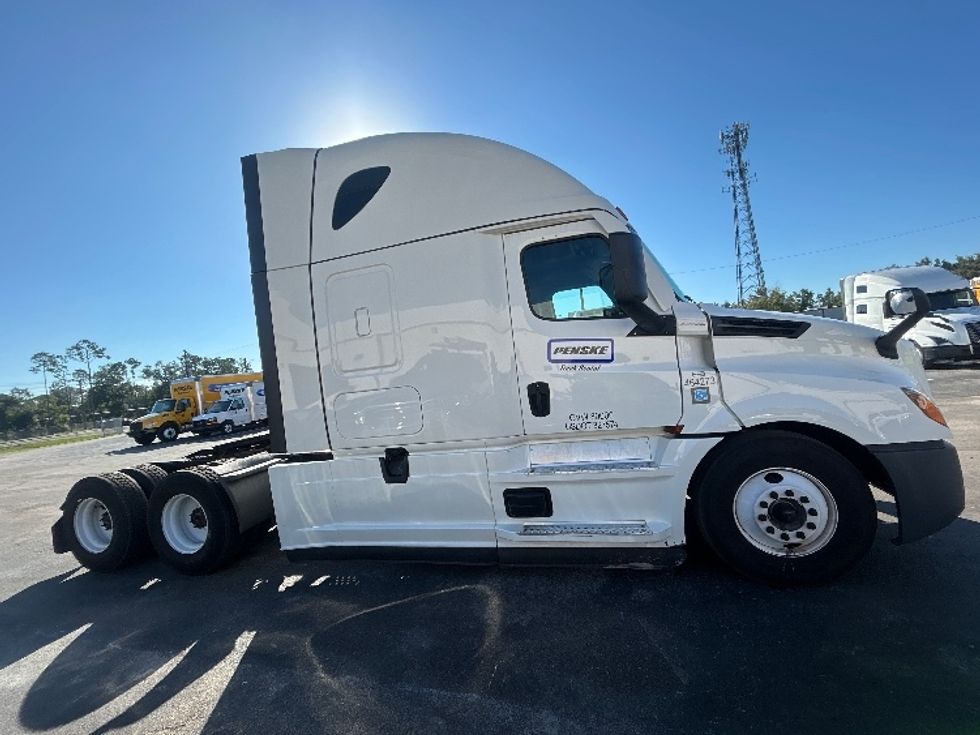 Sleeper Tractor-Heavy Duty Tractors-Freightliner-2022-T12664ST-Apopka-FL-402,196\n\t\tmiles-$ 79,500 - Image 8