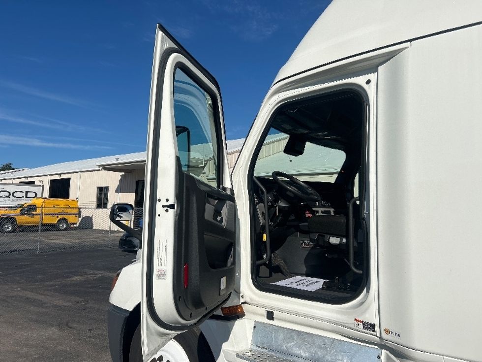 Sleeper Tractor-Heavy Duty Tractors-Freightliner-2022-T12664ST-Apopka-FL-402,196\n\t\tmiles-$ 79,500 - Image 9