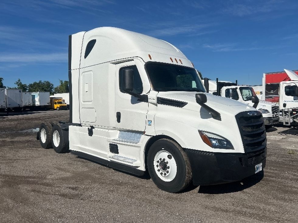 Sleeper Tractor-Heavy Duty Tractors-Freightliner-2022-T12664ST-Apopka-FL-447,331\n\t\tmiles-$ 75,000 - Image 1