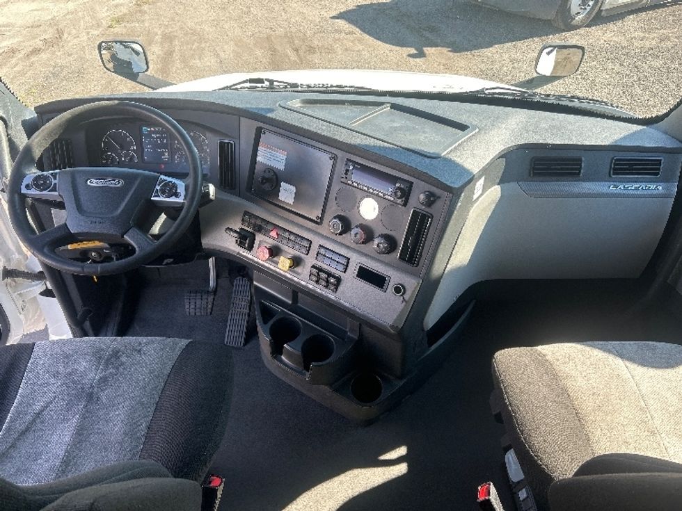 Sleeper Tractor-Heavy Duty Tractors-Freightliner-2022-T12664ST-Apopka-FL-447,331\n\t\tmiles-$ 75,000 - Image 12