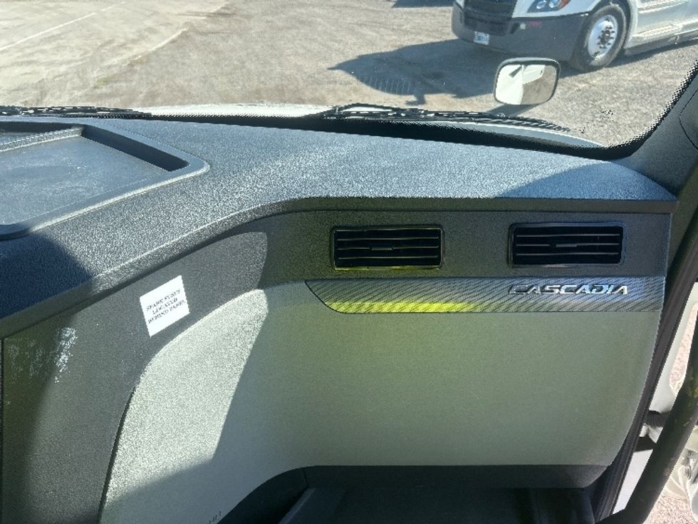 Sleeper Tractor-Heavy Duty Tractors-Freightliner-2022-T12664ST-Apopka-FL-447,331\n\t\tmiles-$ 75,000 - Image 14