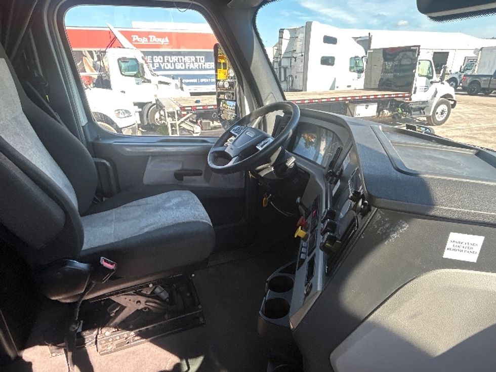 Sleeper Tractor-Heavy Duty Tractors-Freightliner-2022-T12664ST-Apopka-FL-447,331\n\t\tmiles-$ 75,000 - Image 15