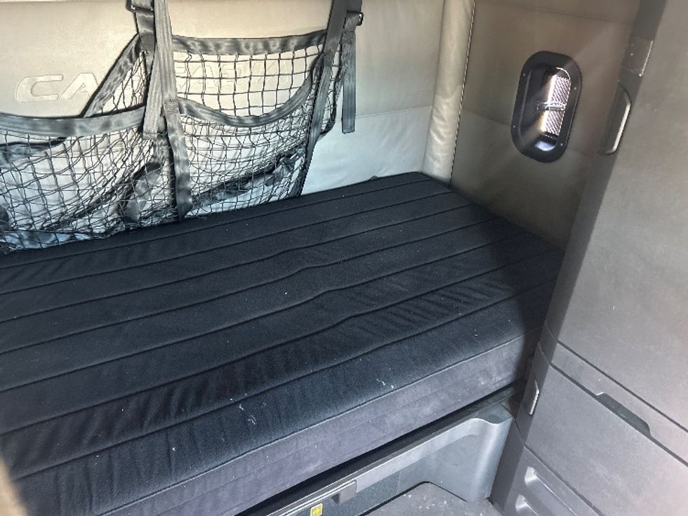 Sleeper Tractor-Heavy Duty Tractors-Freightliner-2022-T12664ST-Apopka-FL-447,331\n\t\tmiles-$ 75,000 - Image 17