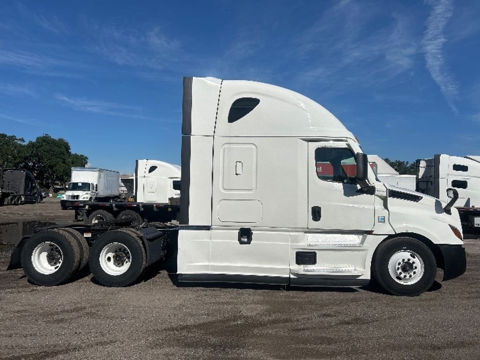 Sleeper Tractor-Heavy Duty Tractors-Freightliner-2022-T12664ST-Apopka-FL-447,331\n\t\tmiles-$ 75,000 - Image 8