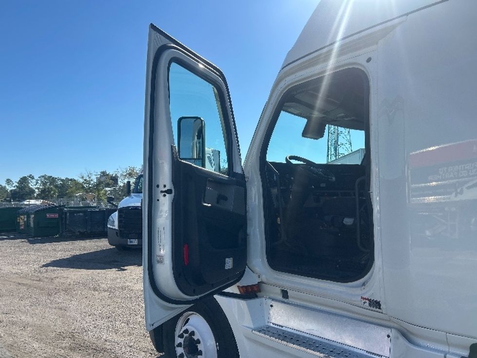 Sleeper Tractor-Heavy Duty Tractors-Freightliner-2022-T12664ST-Apopka-FL-447,331\n\t\tmiles-$ 75,000 - Image 9