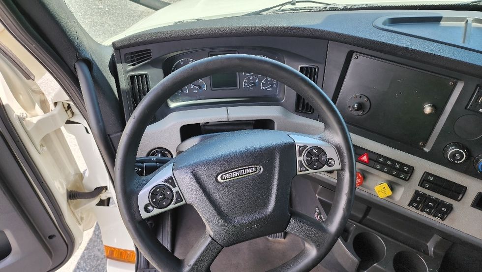 Sleeper Tractor-Heavy Duty Tractors-Freightliner-2022-T12664ST-Apopka-FL-500,357\n\t\tmiles-$ 71,000 - Image 11