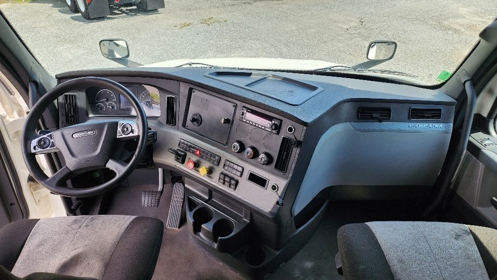 Sleeper Tractor-Heavy Duty Tractors-Freightliner-2022-T12664ST-Apopka-FL-500,357\n\t\tmiles-$ 71,000 - Image 12