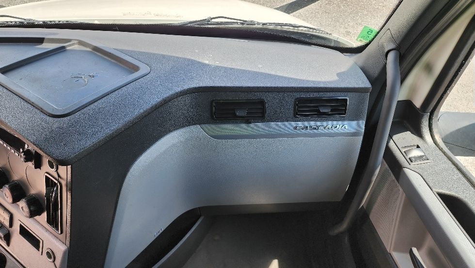 Sleeper Tractor-Heavy Duty Tractors-Freightliner-2022-T12664ST-Apopka-FL-500,357\n\t\tmiles-$ 71,000 - Image 14