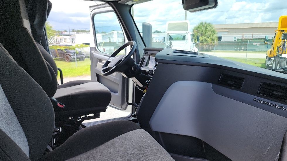 Sleeper Tractor-Heavy Duty Tractors-Freightliner-2022-T12664ST-Apopka-FL-500,357\n\t\tmiles-$ 71,000 - Image 15