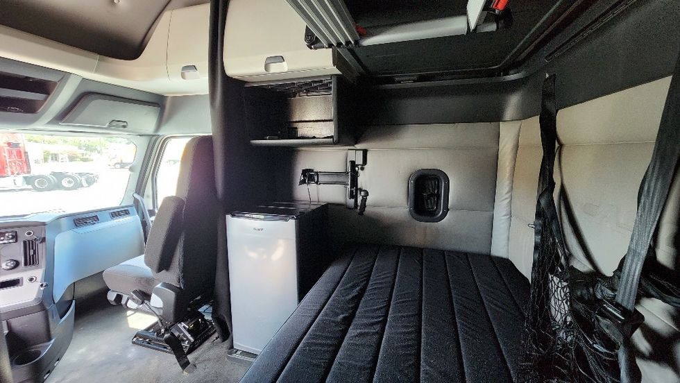 Sleeper Tractor-Heavy Duty Tractors-Freightliner-2022-T12664ST-Apopka-FL-500,357\n\t\tmiles-$ 71,000 - Image 19