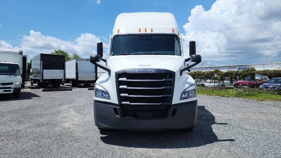 Sleeper Tractor-Heavy Duty Tractors-Freightliner-2022-T12664ST-Apopka-FL-500,357\n\t\tmiles-$ 71,000 - Image 2