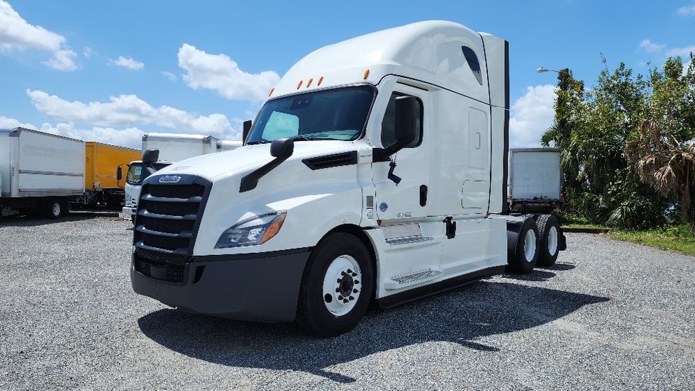 Sleeper Tractor-Heavy Duty Tractors-Freightliner-2022-T12664ST-Apopka-FL-500,357\n\t\tmiles-$ 71,000 - Image 3