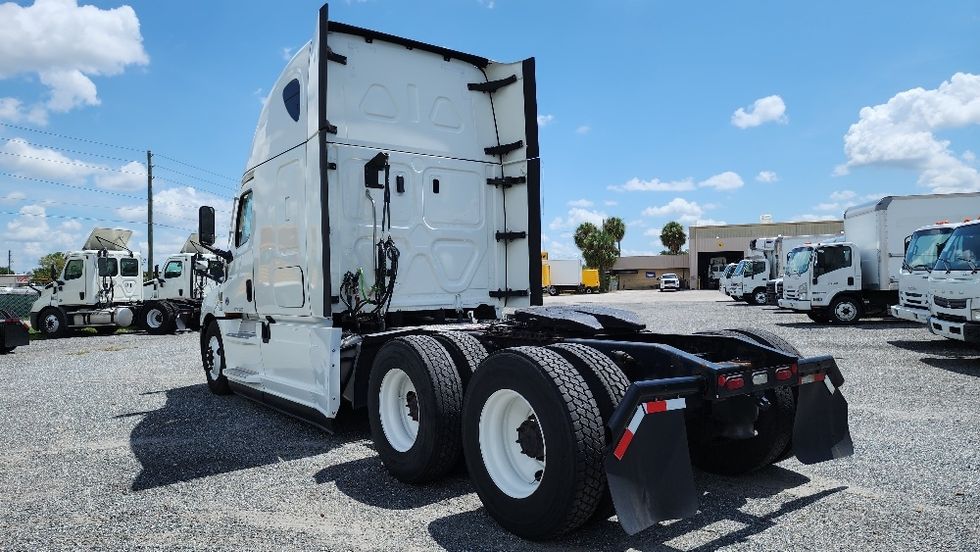Sleeper Tractor-Heavy Duty Tractors-Freightliner-2022-T12664ST-Apopka-FL-500,357\n\t\tmiles-$ 71,000 - Image 5