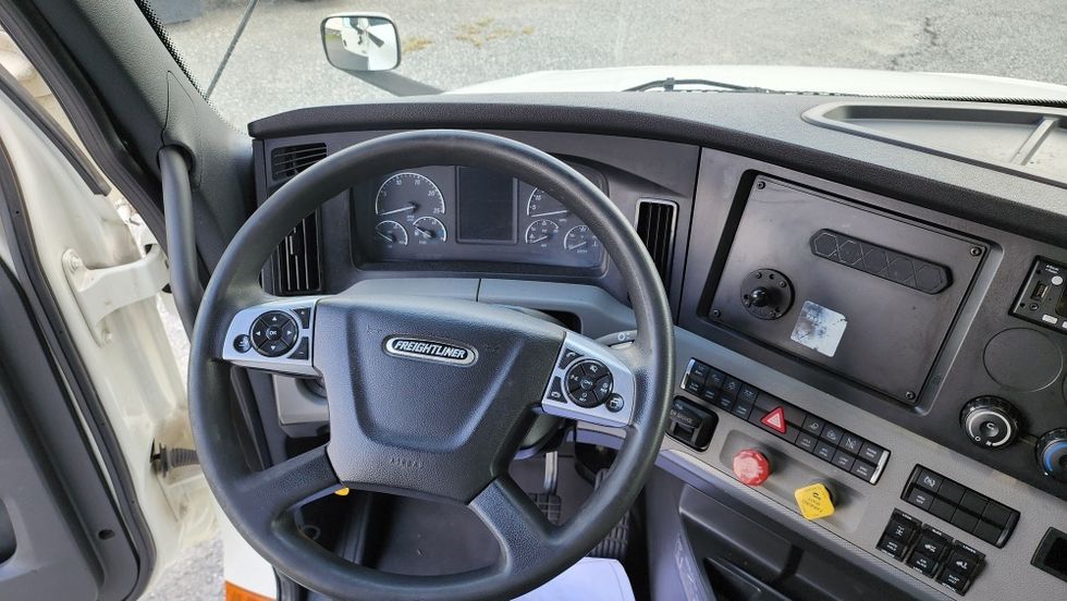 Sleeper Tractor-Heavy Duty Tractors-Freightliner-2022-T12664ST-Apopka-FL-555,655\n\t\tmiles-$ 66,000 - Image 11