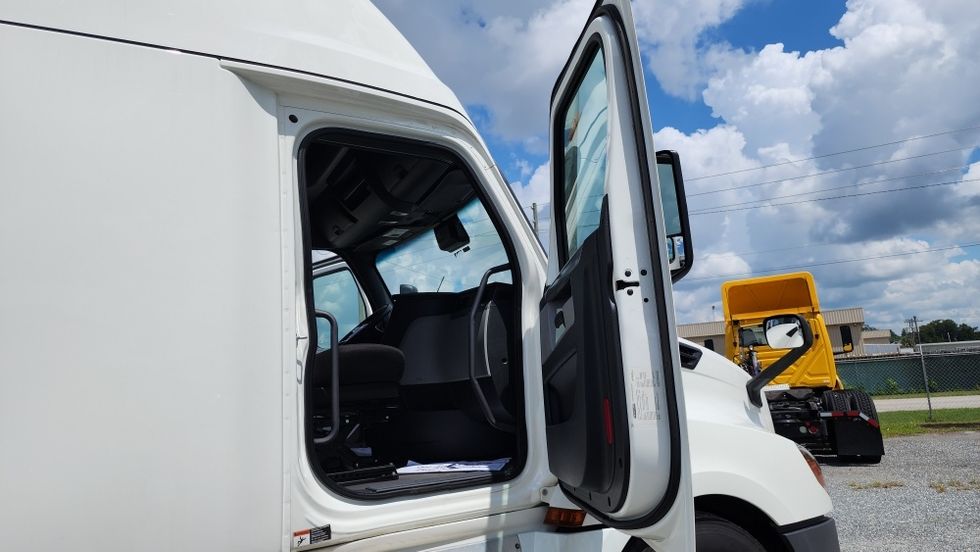 Sleeper Tractor-Heavy Duty Tractors-Freightliner-2022-T12664ST-Apopka-FL-555,655\n\t\tmiles-$ 66,000 - Image 13