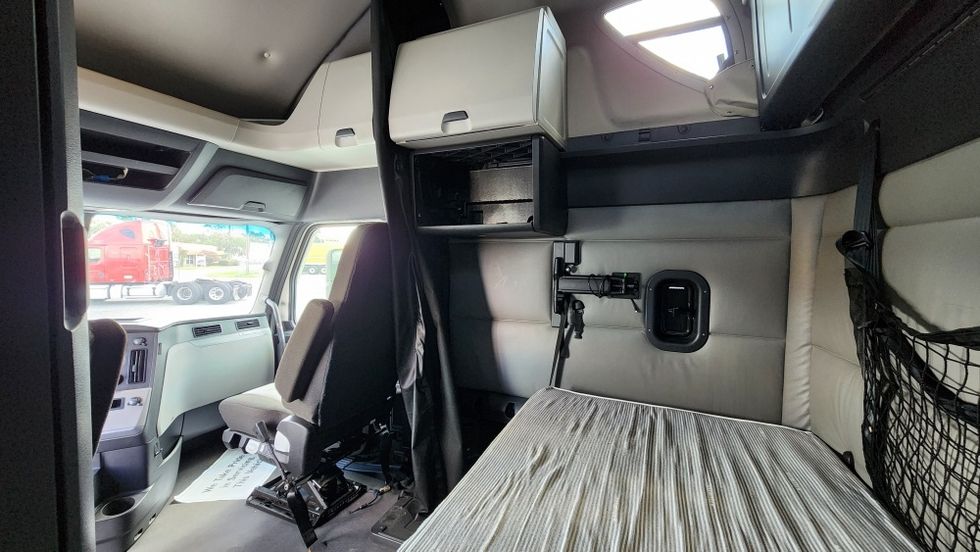 Sleeper Tractor-Heavy Duty Tractors-Freightliner-2022-T12664ST-Apopka-FL-555,655\n\t\tmiles-$ 66,000 - Image 19