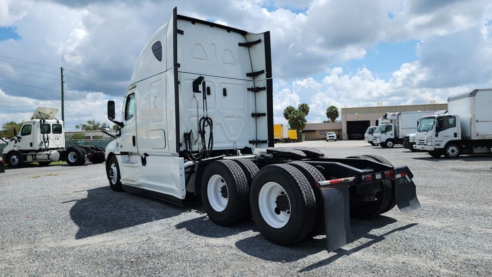 Sleeper Tractor-Heavy Duty Tractors-Freightliner-2022-T12664ST-Apopka-FL-555,655\n\t\tmiles-$ 66,000 - Image 5