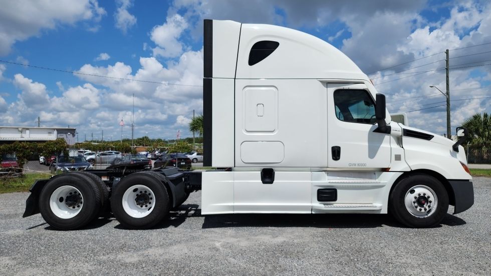 Sleeper Tractor-Heavy Duty Tractors-Freightliner-2022-T12664ST-Apopka-FL-555,655\n\t\tmiles-$ 66,000 - Image 8