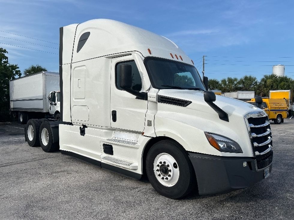 Sleeper Tractor-Heavy Duty Tractors-Freightliner-2022-T12664ST-Apopka-FL-648,477\n\t\tmiles-$ 61,250 - Image 1