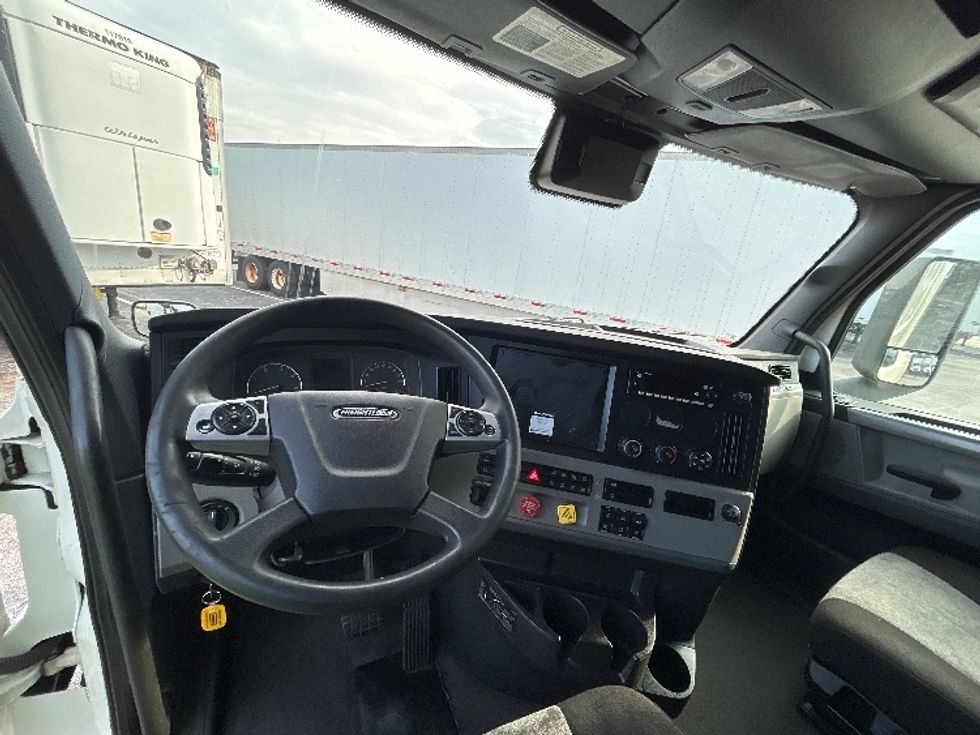 Sleeper Tractor-Heavy Duty Tractors-Freightliner-2022-T12664ST-Apopka-FL-648,477\n\t\tmiles-$ 61,250 - Image 11