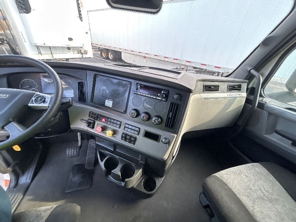 Sleeper Tractor-Heavy Duty Tractors-Freightliner-2022-T12664ST-Apopka-FL-648,477\n\t\tmiles-$ 61,250 - Image 12