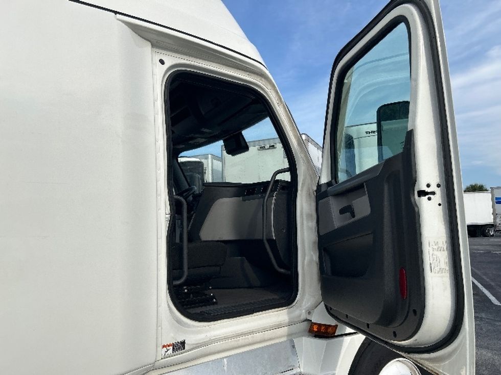 Sleeper Tractor-Heavy Duty Tractors-Freightliner-2022-T12664ST-Apopka-FL-648,477\n\t\tmiles-$ 61,250 - Image 13