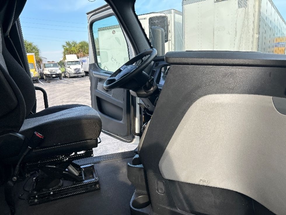 Sleeper Tractor-Heavy Duty Tractors-Freightliner-2022-T12664ST-Apopka-FL-648,477\n\t\tmiles-$ 61,250 - Image 15