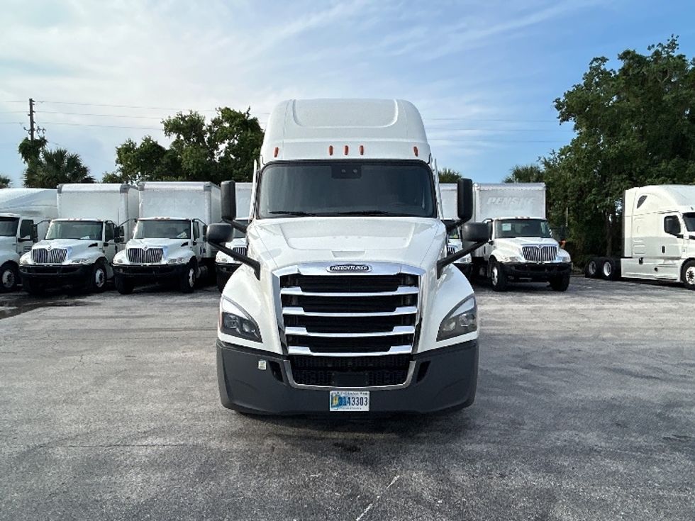 Sleeper Tractor-Heavy Duty Tractors-Freightliner-2022-T12664ST-Apopka-FL-648,477\n\t\tmiles-$ 61,250 - Image 2
