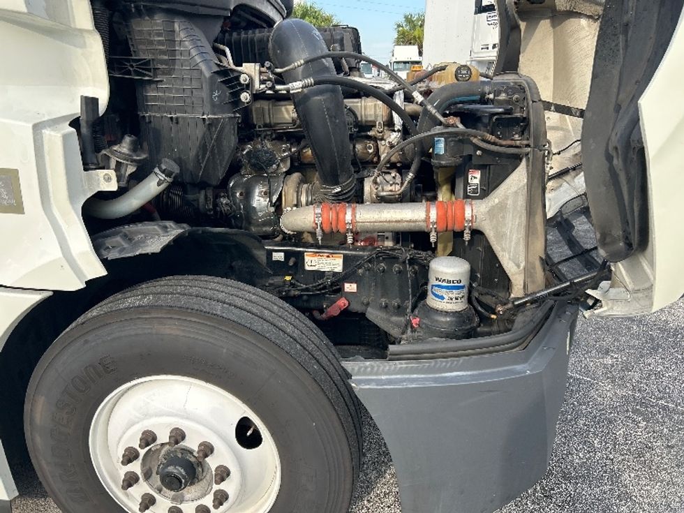 Sleeper Tractor-Heavy Duty Tractors-Freightliner-2022-T12664ST-Apopka-FL-648,477\n\t\tmiles-$ 61,250 - Image 20
