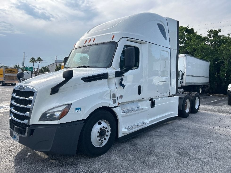 Sleeper Tractor-Heavy Duty Tractors-Freightliner-2022-T12664ST-Apopka-FL-648,477\n\t\tmiles-$ 61,250 - Image 3