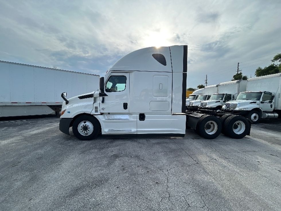 Sleeper Tractor-Heavy Duty Tractors-Freightliner-2022-T12664ST-Apopka-FL-648,477\n\t\tmiles-$ 61,250 - Image 4
