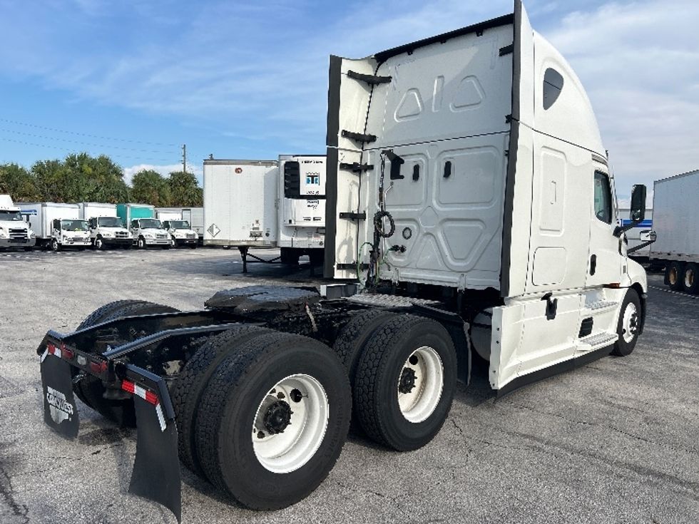Sleeper Tractor-Heavy Duty Tractors-Freightliner-2022-T12664ST-Apopka-FL-648,477\n\t\tmiles-$ 61,250 - Image 7