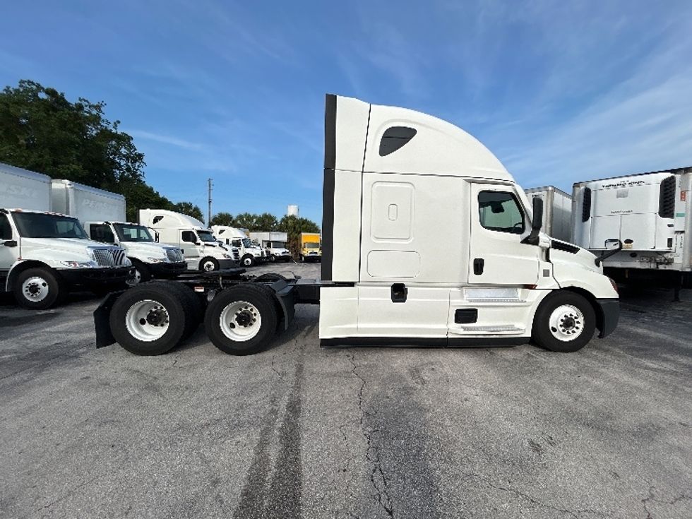Sleeper Tractor-Heavy Duty Tractors-Freightliner-2022-T12664ST-Apopka-FL-648,477\n\t\tmiles-$ 61,250 - Image 8