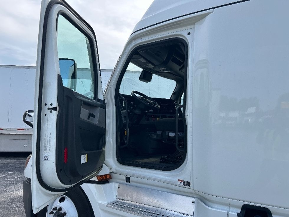 Sleeper Tractor-Heavy Duty Tractors-Freightliner-2022-T12664ST-Apopka-FL-648,477\n\t\tmiles-$ 61,250 - Image 9