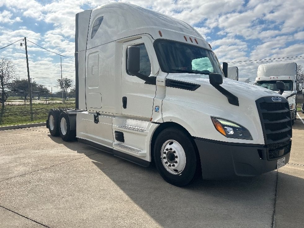 Sleeper Tractor-Heavy Duty Tractors-Freightliner-2022-T12664ST-Arlington-TX-300,880\n\t\tmiles-$ 91,000 - Image 1