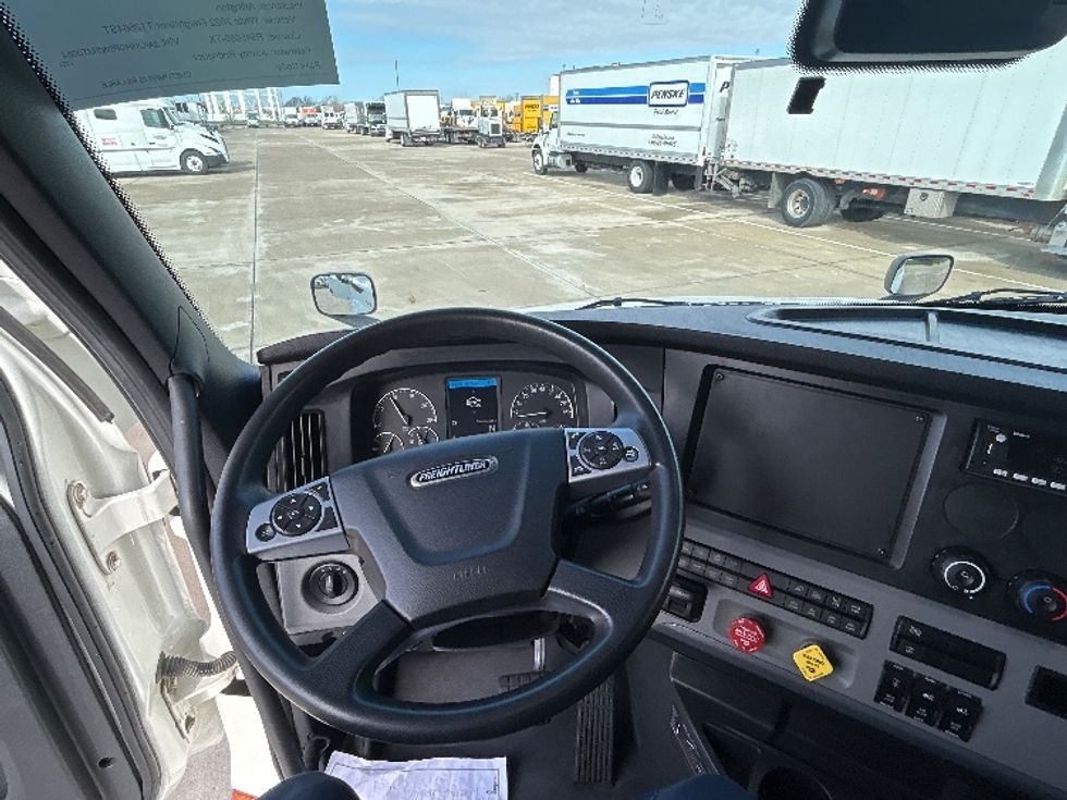 Sleeper Tractor-Heavy Duty Tractors-Freightliner-2022-T12664ST-Arlington-TX-300,880\n\t\tmiles-$ 91,000 - Image 11