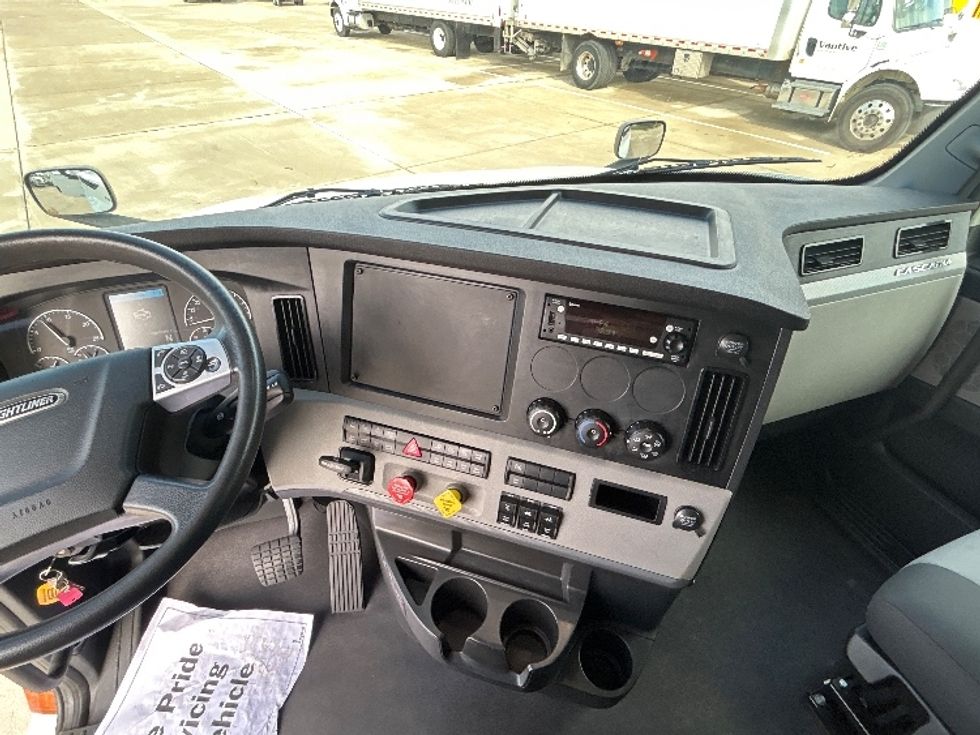 Sleeper Tractor-Heavy Duty Tractors-Freightliner-2022-T12664ST-Arlington-TX-300,880\n\t\tmiles-$ 91,000 - Image 12
