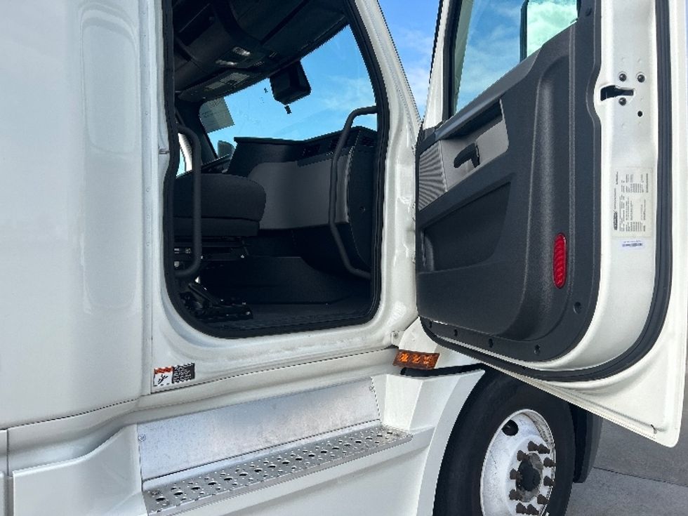 Sleeper Tractor-Heavy Duty Tractors-Freightliner-2022-T12664ST-Arlington-TX-300,880\n\t\tmiles-$ 91,000 - Image 13