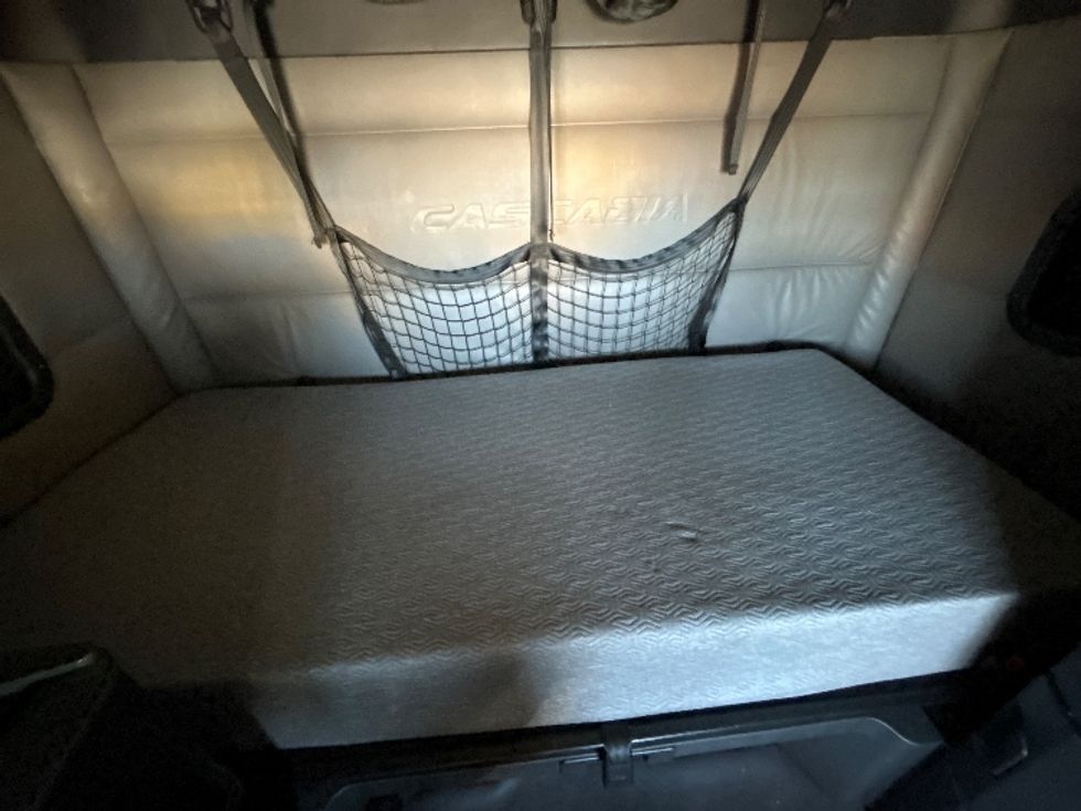 Sleeper Tractor-Heavy Duty Tractors-Freightliner-2022-T12664ST-Arlington-TX-300,880\n\t\tmiles-$ 91,000 - Image 17