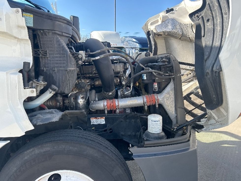 Sleeper Tractor-Heavy Duty Tractors-Freightliner-2022-T12664ST-Arlington-TX-300,880\n\t\tmiles-$ 91,000 - Image 18