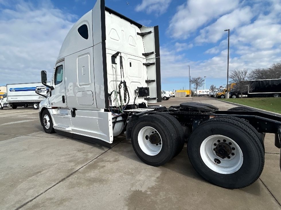 Sleeper Tractor-Heavy Duty Tractors-Freightliner-2022-T12664ST-Arlington-TX-300,880\n\t\tmiles-$ 91,000 - Image 5