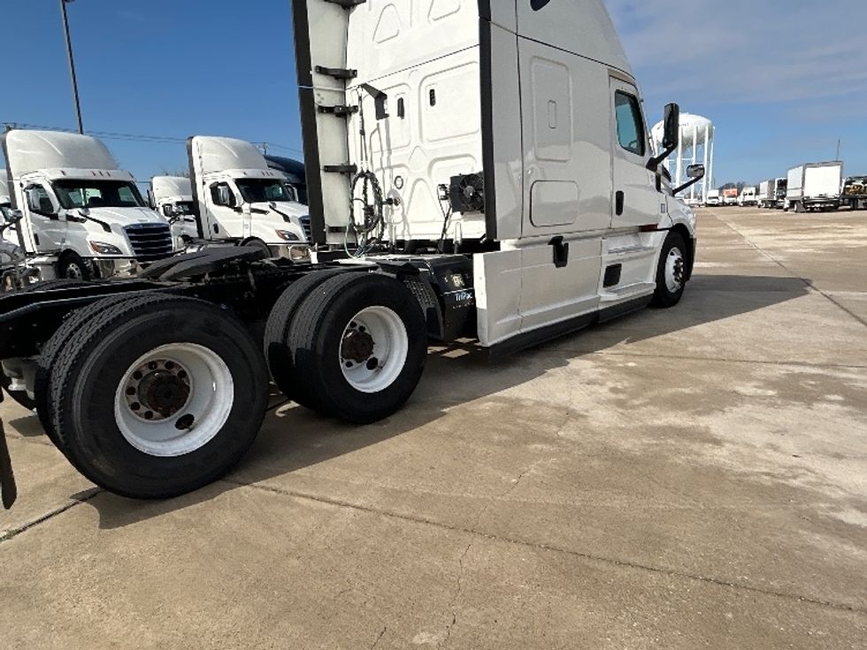 Sleeper Tractor-Heavy Duty Tractors-Freightliner-2022-T12664ST-Arlington-TX-300,880\n\t\tmiles-$ 91,000 - Image 7