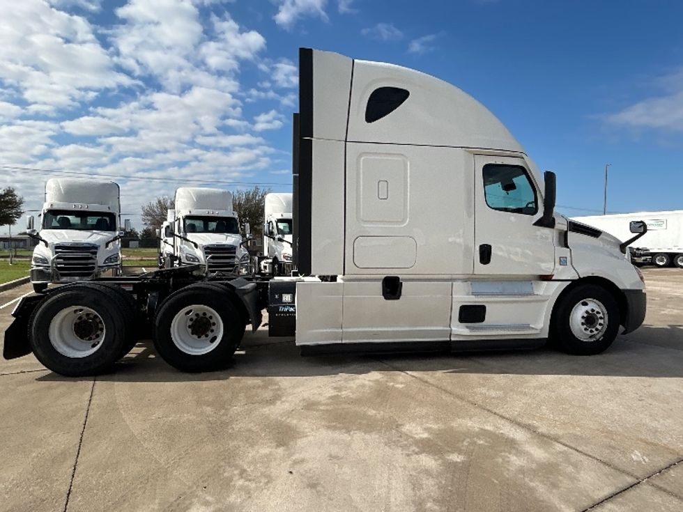 Sleeper Tractor-Heavy Duty Tractors-Freightliner-2022-T12664ST-Arlington-TX-300,880\n\t\tmiles-$ 91,000 - Image 8